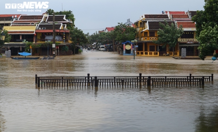 Floods leave central region deep under water